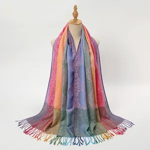 Dettagli di ricami Paisley colorati e nappe di frange su uno scialle lungo da donna