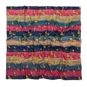 Ethno-Sonnenschutz-Schal mit bunten Streifen und Blumenmuster in Blau und Rosa