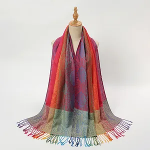 Dettaglio del ricamo paisley arcobaleno e nappe fatte a mano sullo scialle di seta