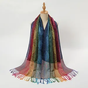 Dettaglio del ricamo paisley arcobaleno e delle nappe fatte a mano su questa sciarpa