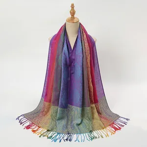 Dettaglio di uno scialle bohémien paisley con sfumatura arcobaleno e lunghe frange