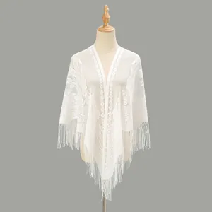 Elegante scialle di pizzo bianco con motivi floreali e lunghe frange su manichino