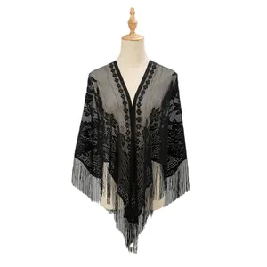 Elegante scialle a triangolo in pizzo nero con ricami floreali e dettaglio di lunghe nappe