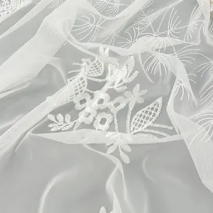 Écharpe élégante en dentelle blanche avec broderie florale et maille respirante