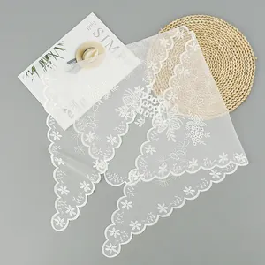Écharpe triangulaire élégante en dentelle blanche à fleurs pour mariage ou mode