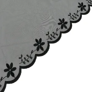 Élégant foulard triangulaire en dentelle noire avec broderie florale et bords festonnés