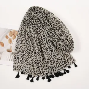 Écharpe longue imprimé léopard pour femme avec franges à glands noirs sur tissu léger