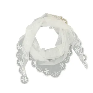 Écharpe triangle en dentelle blanche avec broderie florale et bords festonnés