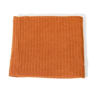 Cache-cou tricoté orange caramel pour hiver avec texture côtelée et doublure polaire
