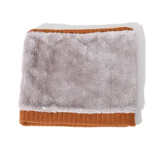 Détail d'un tour de cou en tricot camel avec doublure en fausse fourrure grise pour l'hiver