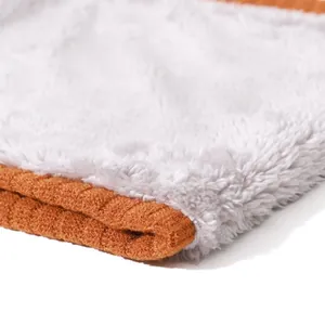 Détail du cache-col en tricot orange avec doublure épaisse en polaire blanche pour l'hiver