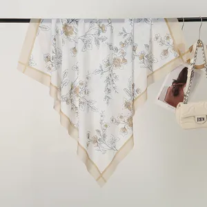 Französisches quadratisches Seidentuch in Weiß und Beige mit feinen Blumenmustern