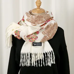 Wollen sjaal met ruitborduurwerk en franjes, modieuze beige winterdoek voor dames