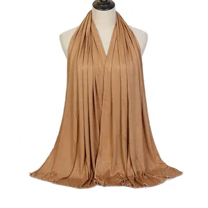 Λεπτομέρεια του καμήλα modal jersey hijab με μαλακή υφή και φυσική πτώση σε μανεκέν