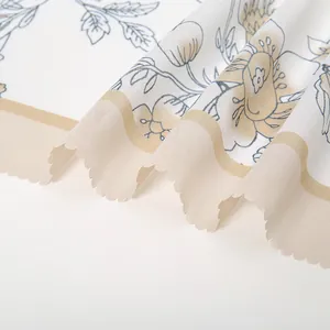 Eleganter cremefarbener Seidenschal mit Retro-Blumenmuster und Wellenrand-Saum