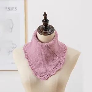 Détail d'un cache-cou en maille rose avec bords à volants sur un mannequin