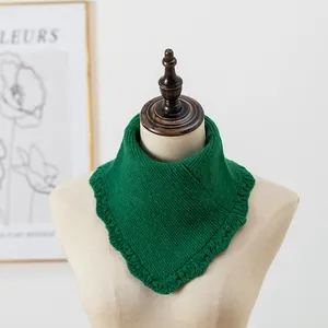 Texture de tricot du cache-cou vert émeraude avec des détails de bordure volantée