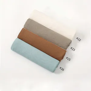 Detalle de bufandas finas de modal transpirable en color beige, topo, ocre y azul