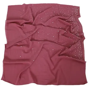 Pañuelo hijab de gasa rojo oscuro con elegantes detalles de cuentas blancas decorativas