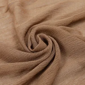 Brauner weicher Viskoseschal mit leichter atmungsaktiver Knitteroptik und Rollsaum-Design