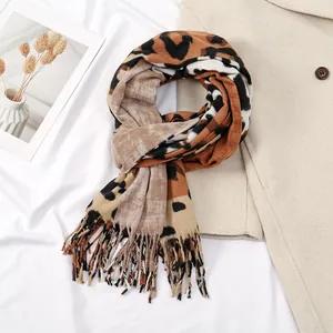 Écharpe imprimé léopard en faux cachemire avec franges, stylisée avec un manteau beige
