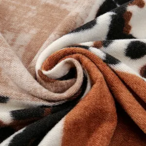 Écharpe au toucher cachemire avec imprimé léopard et franges en marron, noir et crème