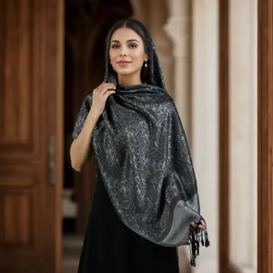 Gros plan sur le tissu jacquard paisley gris anthracite avec des franges tissées main
