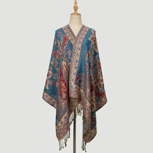 Detailaufnahme der Paisley-Stickerei auf einem Retro-Schal in Seeblau mit feinen Fransen