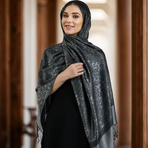 Châle en acrylique jacquard à motif paisley gris foncé avec franges sur mannequin