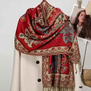 Detailansicht der roten Paisley-Stickerei mit dickem Stoff und Quasten-Fransen-Details