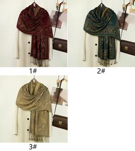 Dettagli del ricamo paisley su sciarpe etniche con frange in tre colori classici autunnali