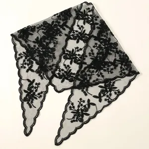 Eleganter schwarzer Dreiecksschal aus floraler Stickspitze mit Wellenkante-Detail