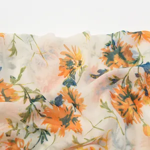 Châle léger ivoire avec imprimé de marguerites orange et texture translucide