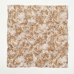 Detailaufnahme des Barockmusters auf dem weichen Sommervolant-Schal aus Voile