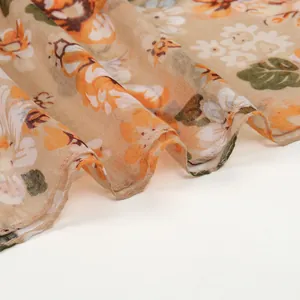 Détail du tissu en voile doux avec imprimé floral élégant et finitions de haute qualité
