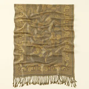 Dettaglio di ricamo floreale paisley e nappe con frange su una lunga sciarpa a scialle