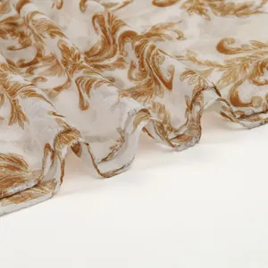 Nahaufnahme von halbtransparentem Bali-Garn Schal mit goldenem Barockmuster und Mesh-Struktur