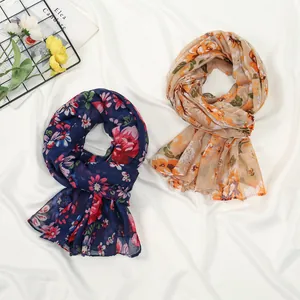 Écharpe élégante en voile pour femme avec imprimé floral en bleu marine et jaune orangé