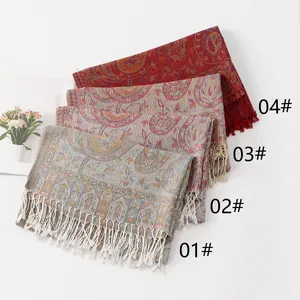 Vue détaillée de quatre écharpes pashmina jacquard cachemire avec de longs franges chic