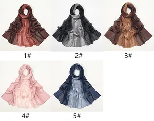 Détails d'écharpes plissées en mousseline avec dégradé de couleurs et texture fine