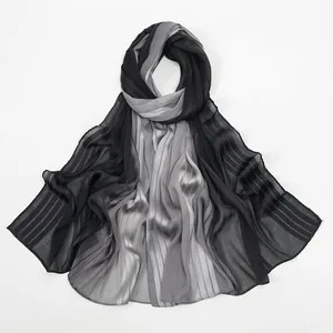 Écharpe châle plissée en satin dégradé noir et gris avec texture douce et soyeuse