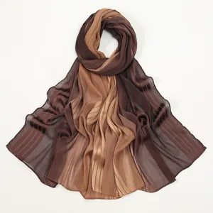 Écharpe en satin plissée dégradé marron, tissu doux et brillant pour châle de protection