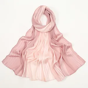 Écharpe légère en satin plissé avec dégradé rose élégant pour protection solaire été