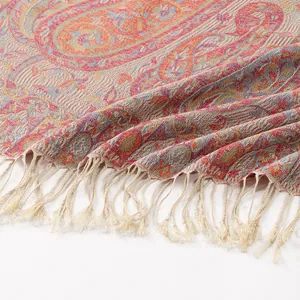 Gros plan détaillé du tissage jacquard cachemire avec des franges à glands blanc crème
