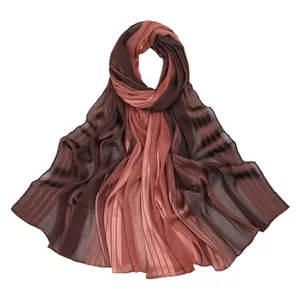 Écharpe plissée en satin léger avec dégradé de marron à rose et texture froissée