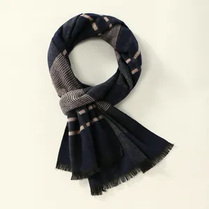 Écharpe classique à carreaux bleu marine pour homme avec texture douce et bords frangés