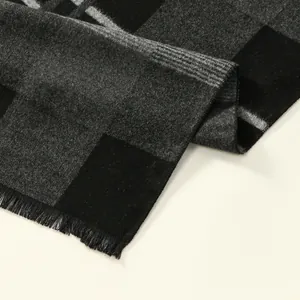 Écharpe d'hiver pour hommes à carreaux gris foncé et noir avec détails de franges douces