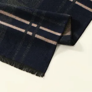 Gros plan détaillé d'une écharpe à carreaux bleu marine avec franges souples et texture laine