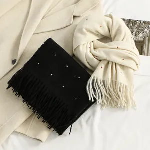 Detail von Cashmere-ähnlichen gepunkteten Schals in Schwarz und Creme mit Fransenrand