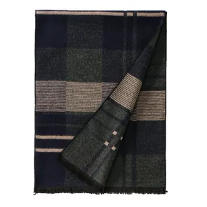 Écharpe classique à carreaux bleu marine et gris avec franges pour homme en hiver